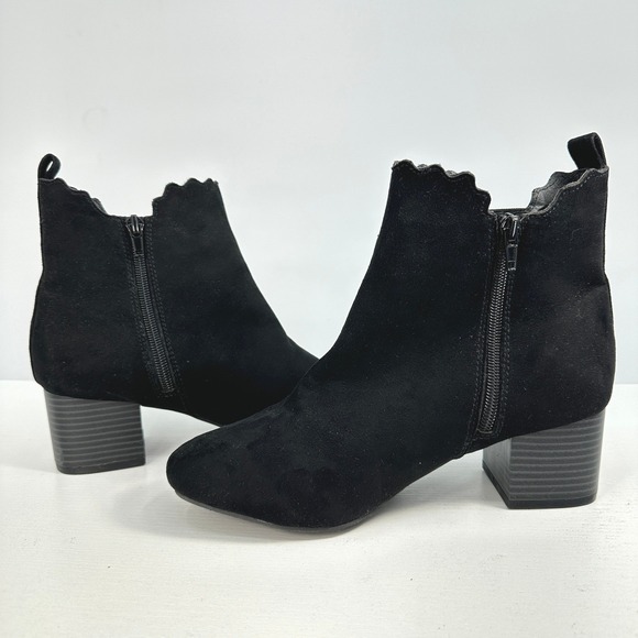Scalloped faux suede ankle boots 7W black stacked heel round toe side insets - Picture 5 of 8